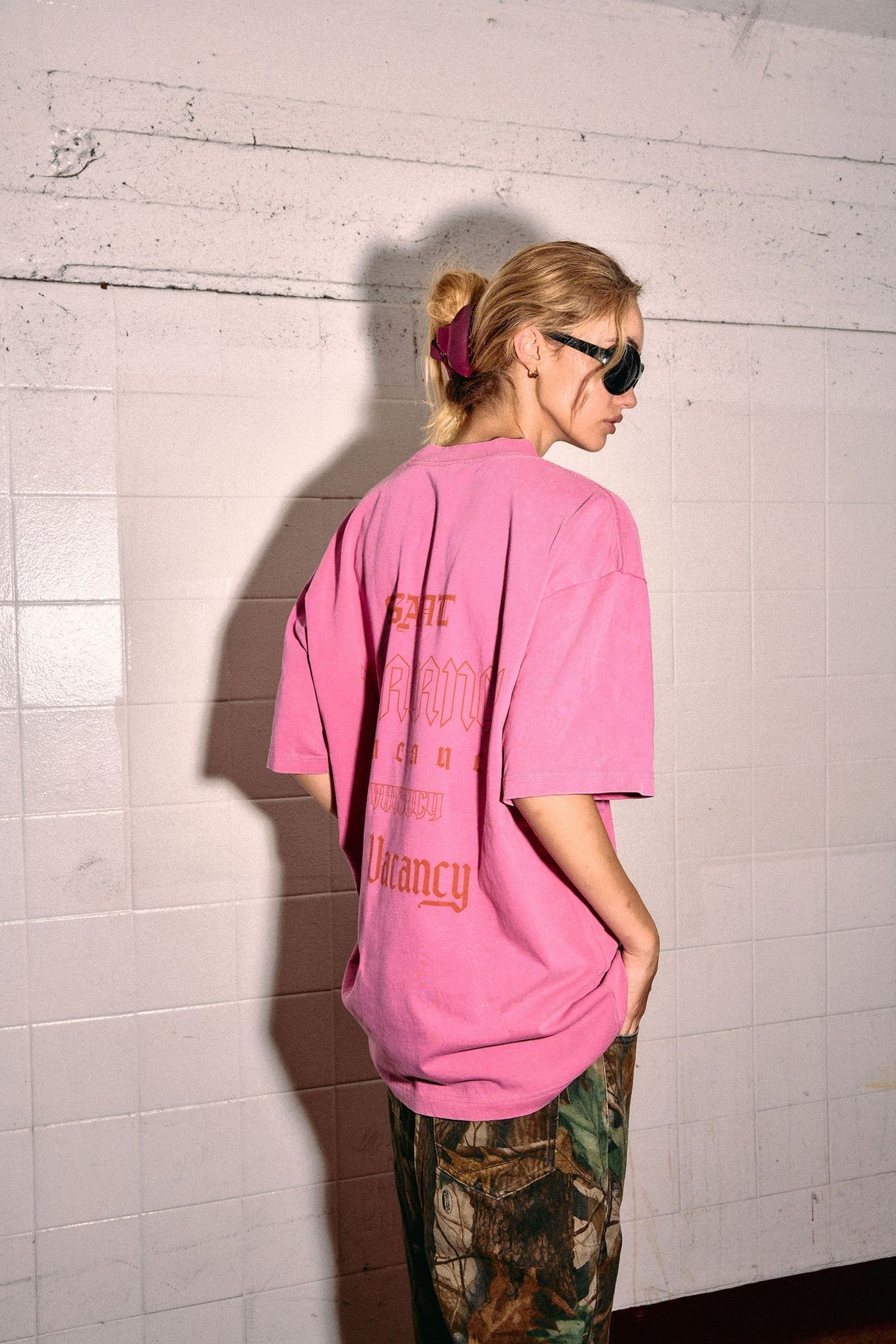 SŚAINT No Vacancy Tee - Acid Wash Pink